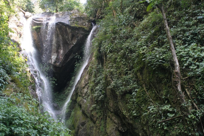 Thác Trái Tim đẹp đến nao lòng giữa núi rừng Tây Bắc.