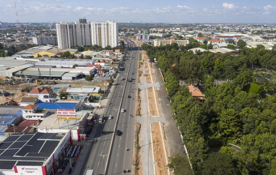 Tại nút giao đại lộ Tự Do, nhiều phương tiện cơ giới như xe lu, máy xúc đang thi công nền đường.