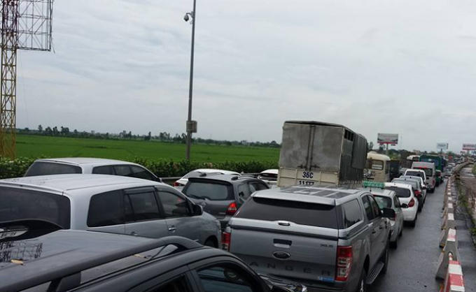 Vụ tai nạn khiến cho tuyến đường lưu thông qua đây ách tắc cục bộ.