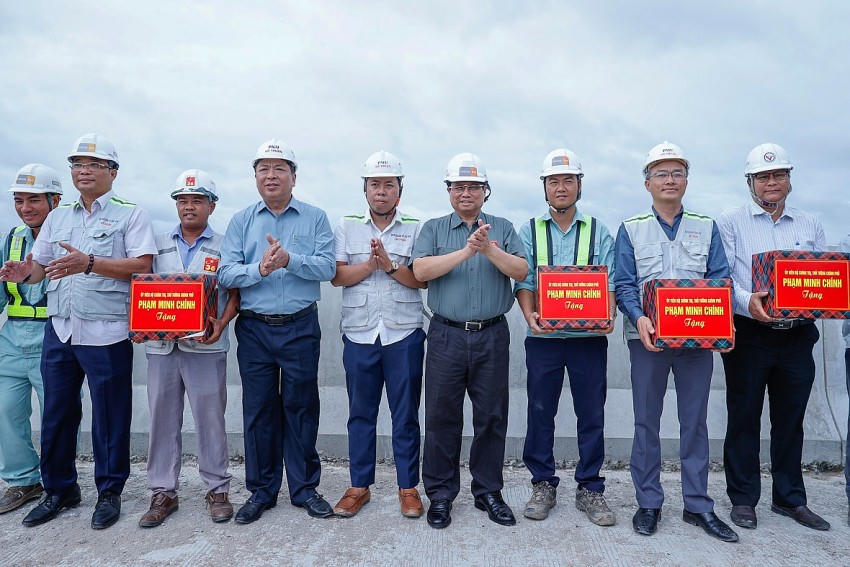 Thủ tướng tặng quà động viên các cán bộ, kỹ sư, công nhân trên công trường - Ảnh: VGP