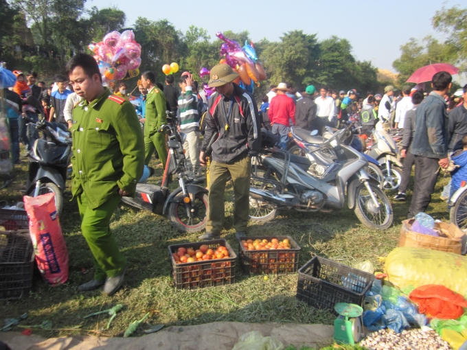 Lực lượng chức năng có mặt tại đây để đảm bảo an ninh trật tự cho phiên chợ.