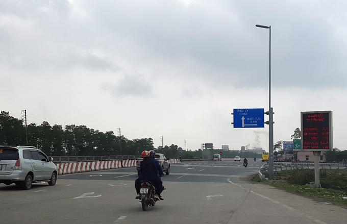 Trước và sau trạm thu phí, hoàn toàn không có chỉ dẫn đi vào đường tránh.