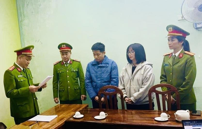 Cơ quan Cảnh sát điều tra Công an tỉnh Tuyên Quang thi hành Lệnh bắt bị can để tạm giam đối với Võ Thanh Tuyền và Trần Thị Phương Anh. (Ảnh: Công an Tuyên Quang).