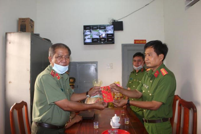 Thiếu tướng Kiên Rịnh, Phó giám đốc Công an tỉnh chúc Tết và tặng quà Công an các xã.