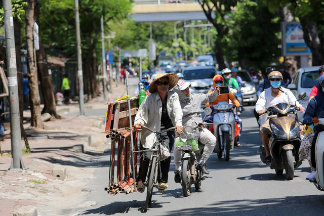 Người lao động trần m&igrave;nh dưới nắng n&oacute;ng 45 độ C