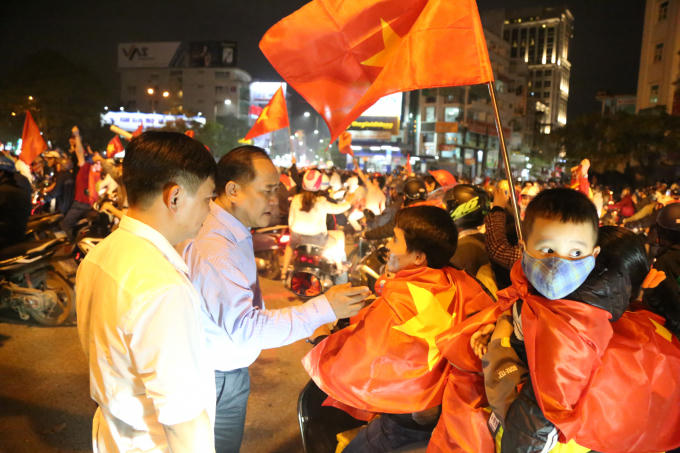 Đại tá Lê Văn Vũ - PGĐ Công an tỉnh (áo trắng) trực tiếp xuống đường chỉ đạo Công an các đơn vị đảm bảo ANTG.