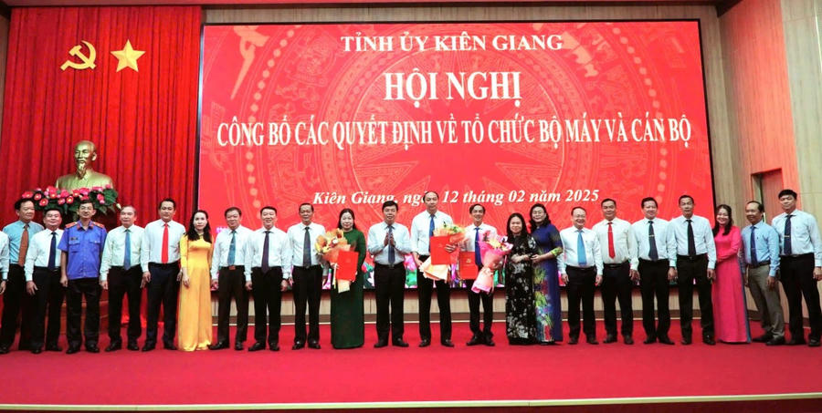 Ban Chấp hành, Ban Thường vụ các Đảng ủy, lãnh đạo Ban Tuyên giáo- Dân vận Tỉnh ủy vừa mới được thành lập chụp hình lưu niệm