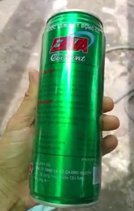 Hình dáng rất rống lon nước ngọt seven up.
