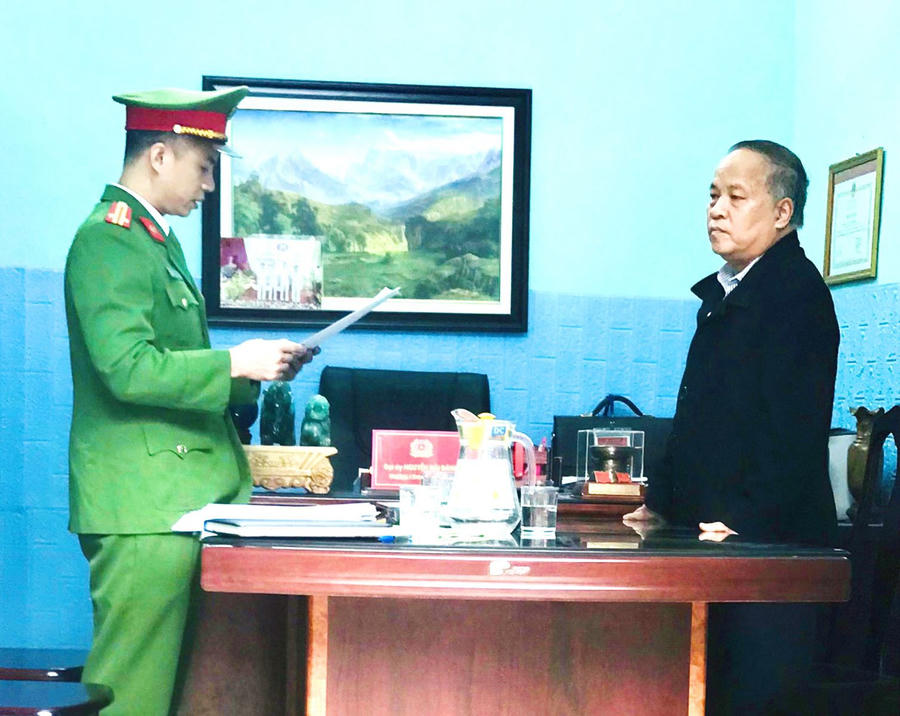 Cảnh sát thi hành quyết định khởi tố bị can với ông Lưu Vũ Lâm. Ảnh: T.T.