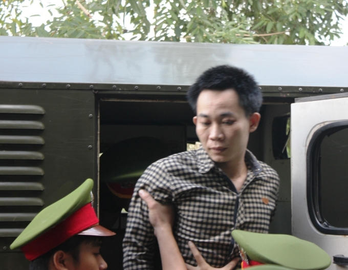 Bị cáo Trần Xuân Vinh bị áp giải đến tòa