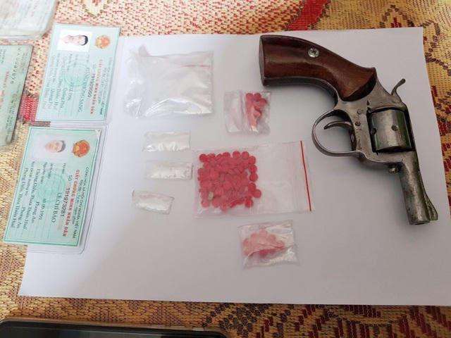 Đối tượng và các tang vật bị bắt gồm nhiều ma túy và súng rulo