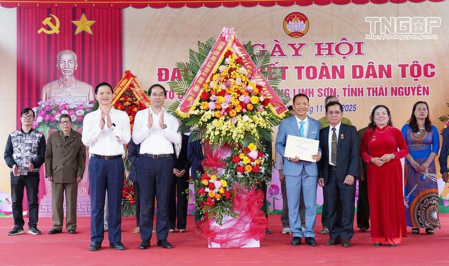 Bí thư Tỉnh ủy Trịnh Xuân Trường và Phó Bí thư Tỉnh ủy Vương Quốc Tuấn trao quà cho tổ dân phố Đông.