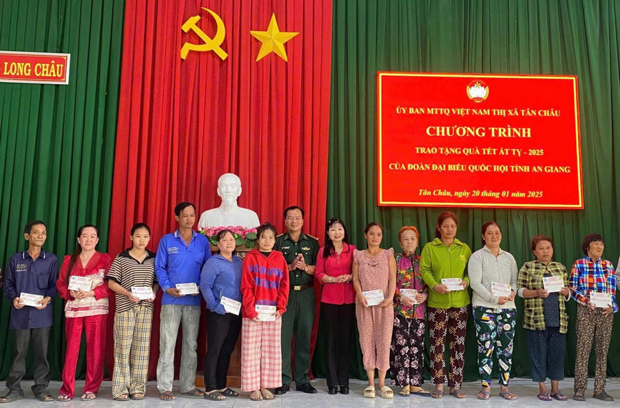 Tặng quà cho người dân tại phường Long Châu (Thị xã Tân Châu)