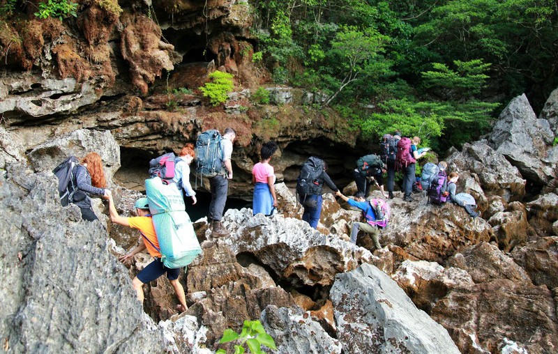  Trekking tiếp tục hành trình vào hang Trạ Ang.