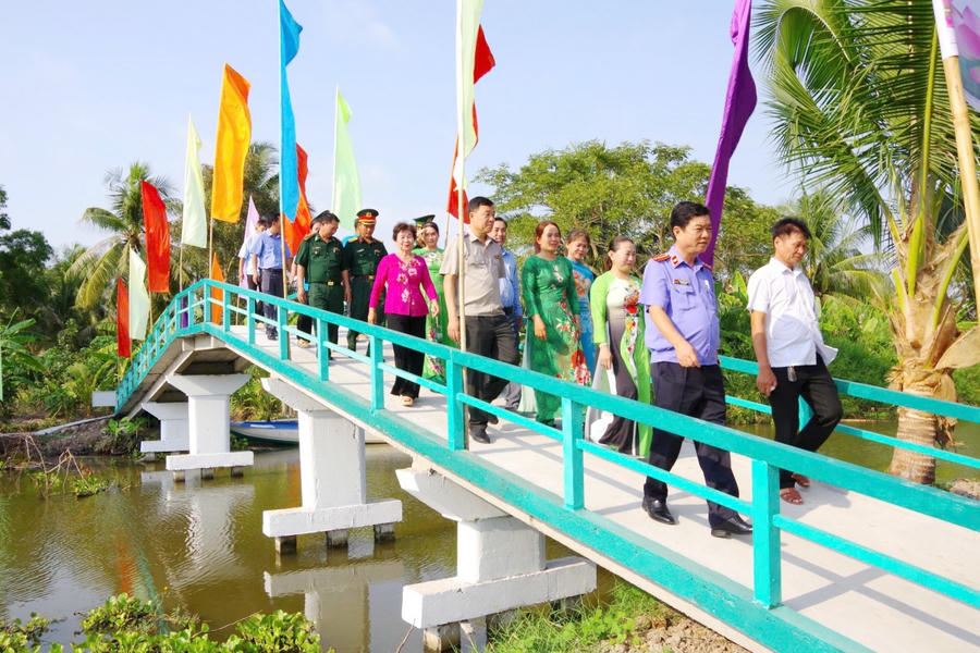 Các đại biểu và người dân cùng chung vui khi khánh thành cầu mới.