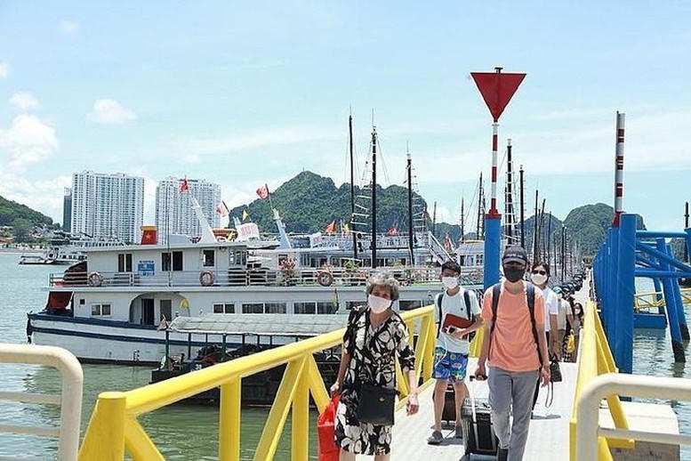 Du khách tham quan vịnh Hạ Long.