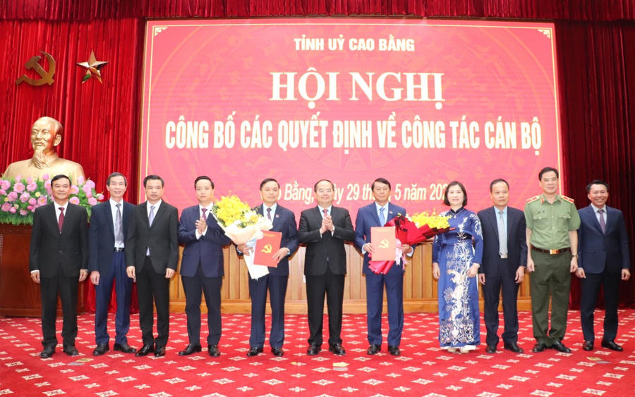 Lãnh đạo tỉnh Cao Bằng trao quyết định và tặng hoa các đồng chí nghỉ hưu trước thời hạn công tác.