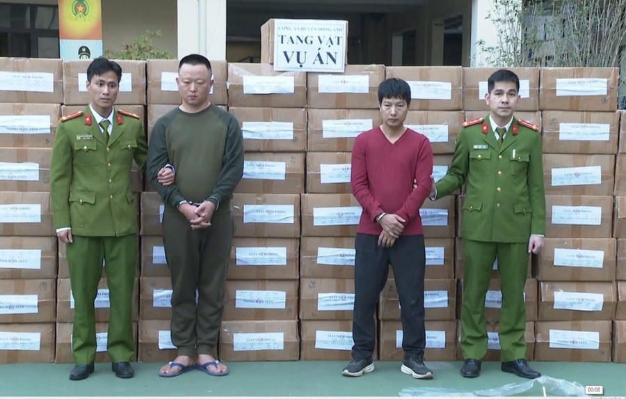 Các đối tượng trong nhóm vận chuyện thuốc lá lậu bị bắt giữ.