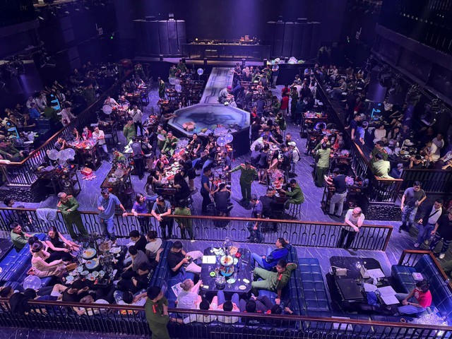 Công an TP Hải Phòng bất ngờ tiến hành kiểm tra vũ trường New MDM