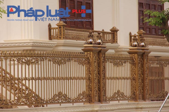 Hệ thống tường rào của tòa nhà được thiết kế tinh sảo với những họa tiết phức tạp mạ đồng sang trọng.