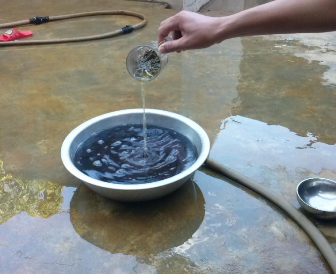 Thau nước sau khi đổ nước chè vào