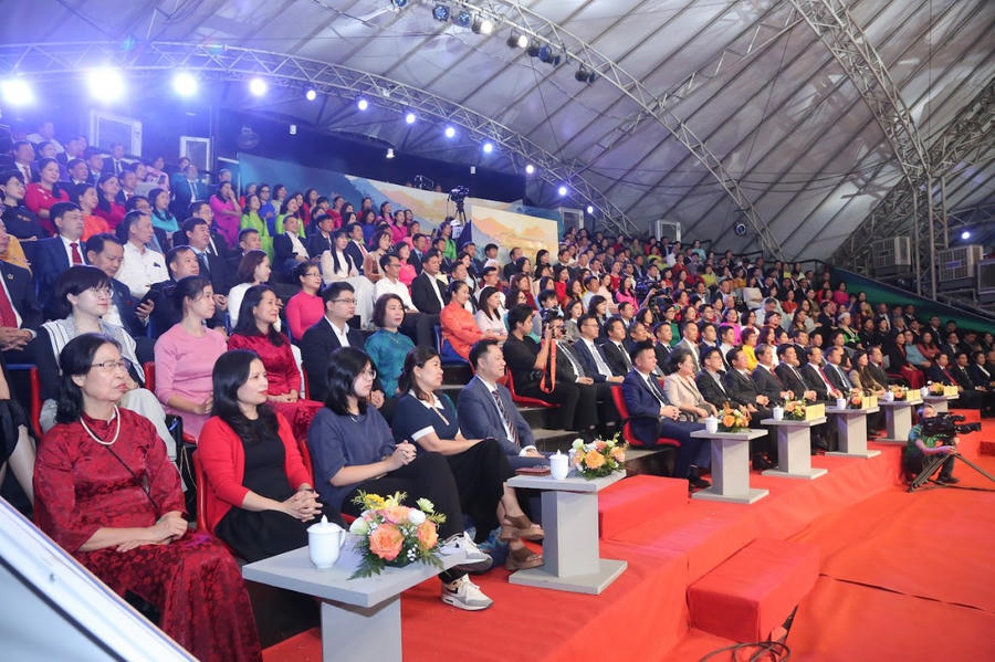 Chương trình “Thay lời tri ân” 2025 là bản giao hưởng cảm xúc tôn vinh nhà giáo. (Ảnh: moet.gov.vn)