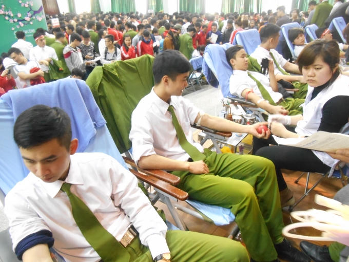 Cán bộ công an TP Hà Nội tham gia hiến máu cứu người.