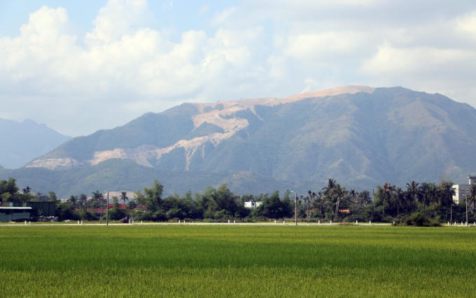 Núi Chín Khúc cao hơn 500m so với mức nước biển, từ trung tâm TP. Nha Trang hay ra vùng ven, đứng ở huyện Diên Khánh cách đó hơn 10km đều nhìn thấy. Một "vết cắt vàng" kéo dài từ chân lên đỉnh núi thay thế cho màu xanh của núi rừng hàng trăm năm qua.