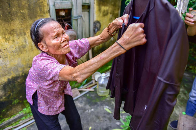 Phòng của cụ Lê Thị Liên (81 tuổi, Gia Lâm, Hà Nội) nằm ở cuối dãy nhà, thấy có bóng người, cụ tỏ ra mừng lắm. Thường ngày, cụ một mình làm bạn với chiếc đài radio. “Không chỉ mình tôi mà tất cả những người ở lại trại phong này đều thèm có người đến chơi lắm. Chúng tôi bị bệnh, cũng hiếm người dám lại gần”, cụ Liên tâm sự.
