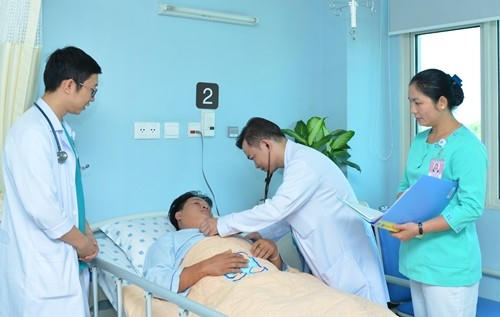 Bác sĩ Trần Hòa đang thăm khám cho bệnh nhân. Ảnh: T.T.