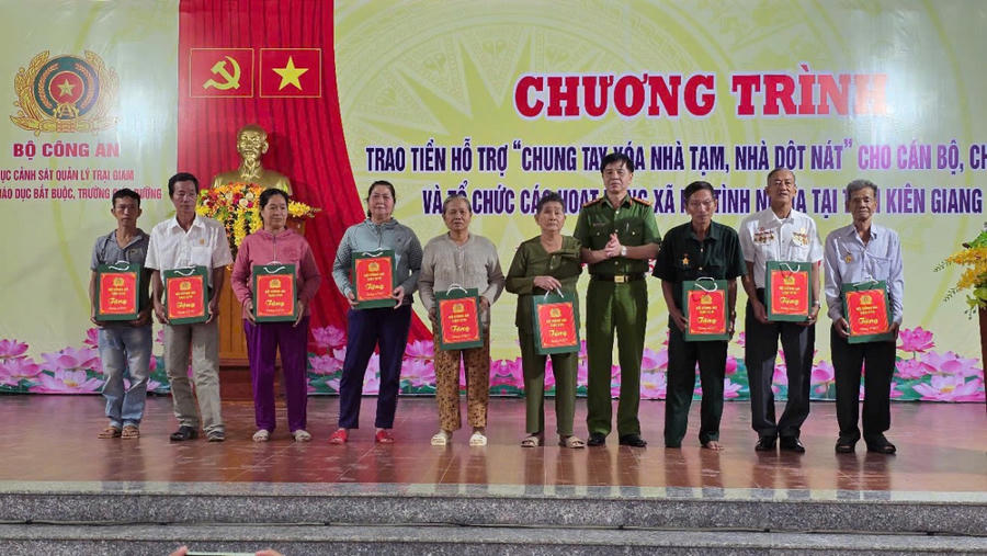 Đại tá Nguyễn Văn Tuấn - Phó Cục trưởng Cục C10, trao quà cho gia đình chính sách trên địa bàn huyện An Biên và U Minh Thượng
