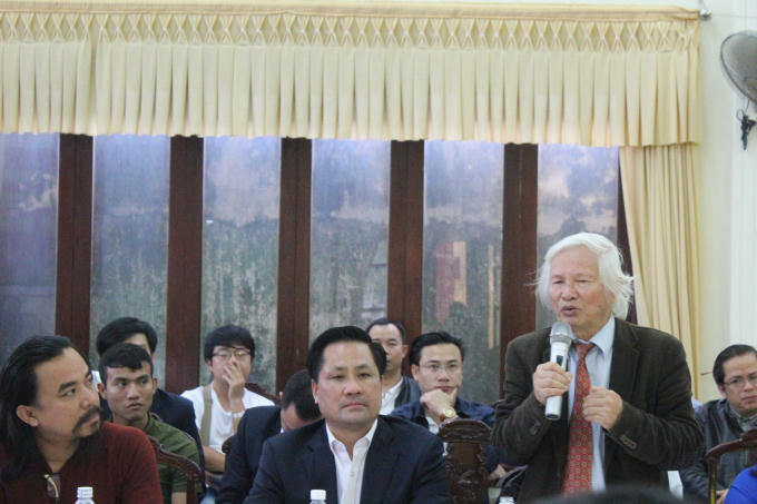 Các nhà nghiên cứu thảo luận về kết quả khảo cổ.