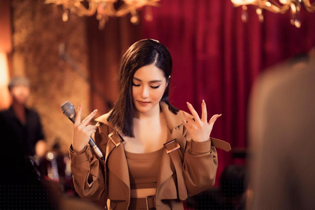 Gần đây, Hương Tràm chính thức trình làng bài hát đầu tiên trong chuỗi dự án trên kênh YouTube của mình. Nữ ca sĩ chọn thể hiện ca khúc