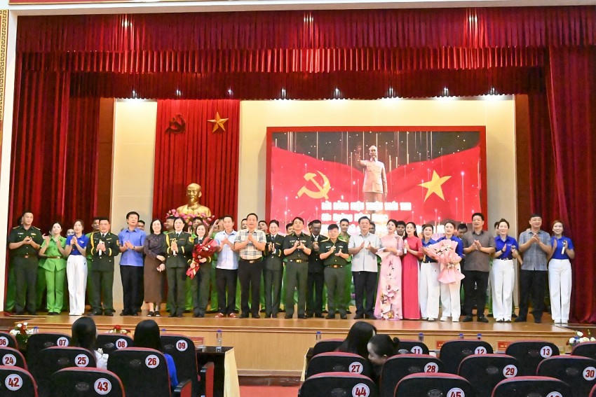 Lãnh đạo Phường Hà An (tỉnh Quảng Ninh) và thủ trưởng Ban Chỉ huy BĐBP tỉnh tặng hoa cho đội tuyên truyền pháp luật.