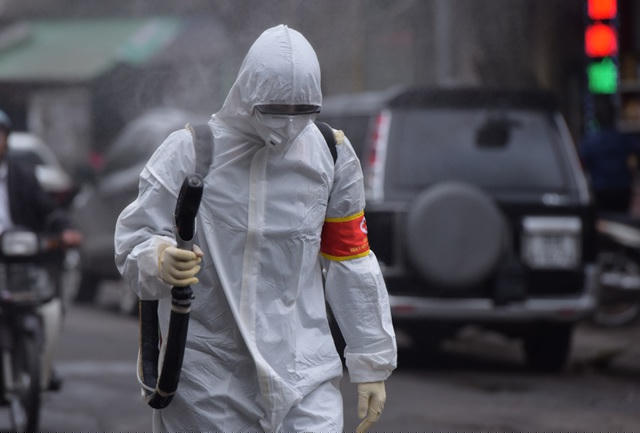 Ngành y tế TP Hà Nội cũng đang lấy mẫu xét nghiệm các trường hợp còn lại. Đồng thời phối hợp với sân bay Nội Bài để thu thập thông tin 217 hành khách và phi hành đoàn đi cùng chuyến bay VN0054 với nữ bệnh nhân dương tính với Covid-19.