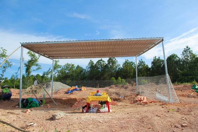 Huyệt mộ của bà Tài nhân họ Lê (vợ vua Tự Đức) đang được đắp tạm bằng gạch và rào thép.