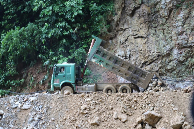 Chiều 28/8, đơn vị này đã huy động các phương tiện chở vật liệu ra "vá" lại con đường dân sinh mà họ đã "nuốt gọn" để làm vàng