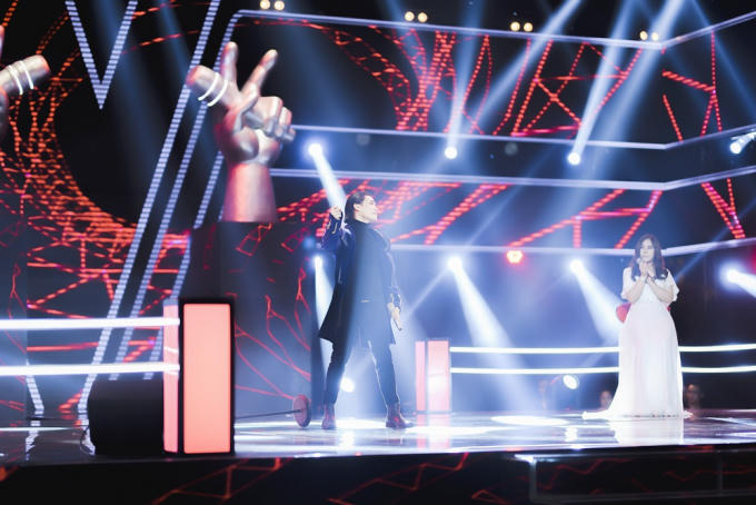 Cuộc chiến h&agrave;i hước nhất lịch sử the Voice: Thu Phương cởi &aacute;o kho&aacute;c, T&oacute;c Ti&ecirc;n th&aacute;o găng tay để