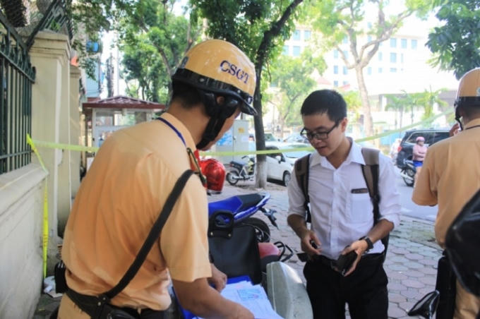 Nhiều người còn bỡ ngỡ với việc bị xử phạt về hành vi vượt đèn vàng.