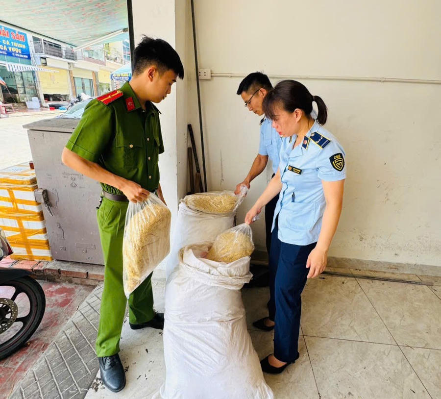 Lực lượng chức năng kiểm tra kho hàng phát hiện 100kg ruốc gà không rõ nguồn gốc xuất xứ.
