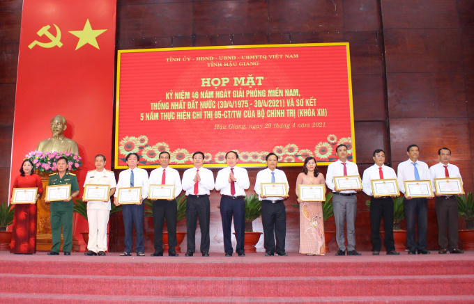 Ông Lê Tiến Châu (giữa), Ủy viên Trung ương Đảng, Bí thư Tỉnh ủy và ông Trần Văn Huyến (thứ sáu từ trái qua), Phó Bí thư Thường trực Tỉnh ủy, Chủ tịch HĐND tỉnh, trao bằng khen của Chủ tịch UBND tỉnh cho đại diện 11 tập thể có thành tích xuất sắc trong học tập và làm theo Bác giai đoạn 2016-2020. ảnh Trường Sơn