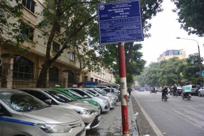 Điểm trông giữ ô tô có phép trên địa bàn quận Hoàn Kiếm đều phải niêm yết giá.