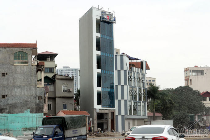 Nhiều người dân cũng thừa nhận ngôi nhà được gia đình xây dựng có hình dạng méo mó nhưng cho biết, sau khi giao một phần đất cho nhà nước để mở rộng đường, gia đình còn bao nhiêu đất thì xây như vậy.