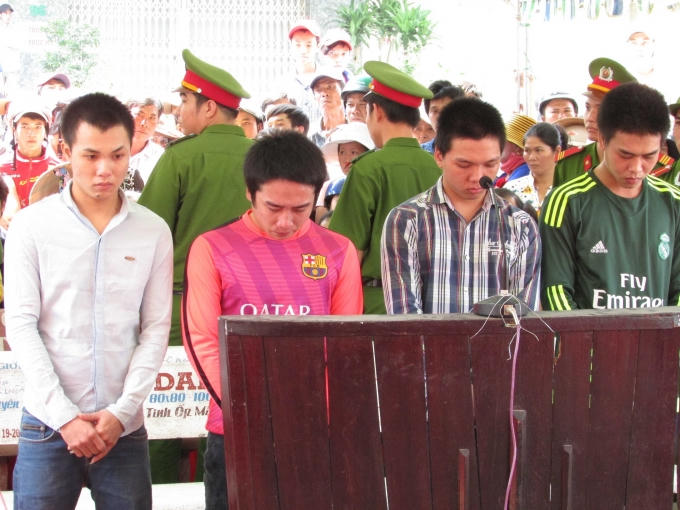 Các bị cáo trước vành móng ngựa.