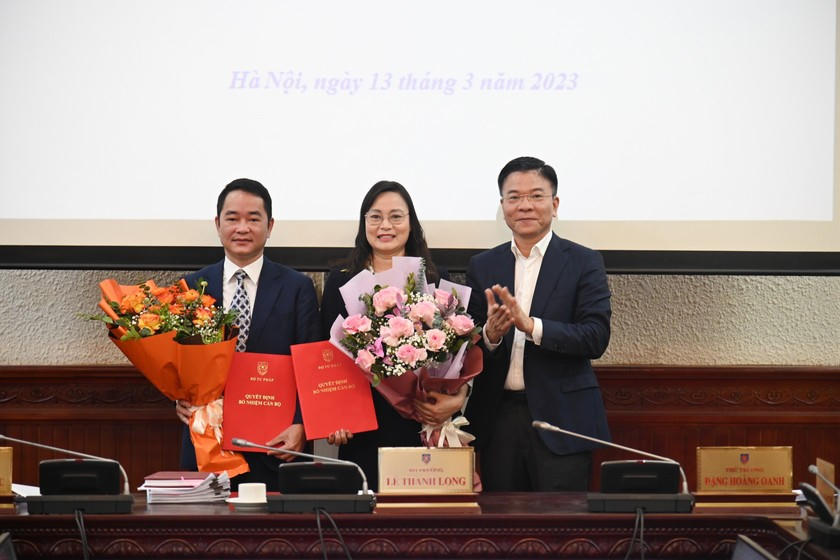 Bộ trưởng Lê Thành Long trao Quyết định bổ nhiệm cho 2 đồng chí.