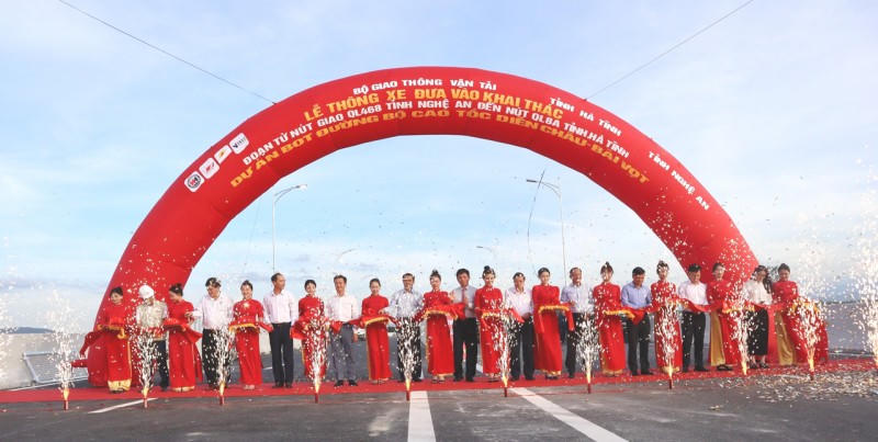 Các đại biểu thực hiện nghi thức cắt băng thông xe toàn tuyến cao tốc Diễn Châu - Bãi Vọt