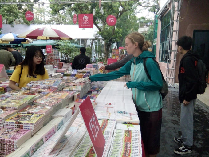 Thu hút cả du khách nước ngoài tới tham gia và tìm đón những cuốn sách yêu thích.