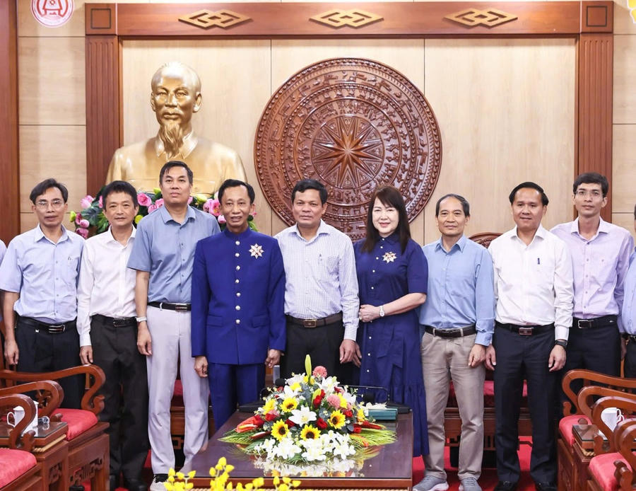 Hiệp sĩ Đại Thánh Giá Lê Đức Thịnh (đứng thứ tư từ trái qua), Hiệp sĩ Đại Thánh Giá Nguyễn Thị Kim Yến (thứ 6 từ trái qua) và lãnh đạo Tỉnh ủy Kon Tum (đứng giữa) cùng thành viên đoàn thiện nguyện.