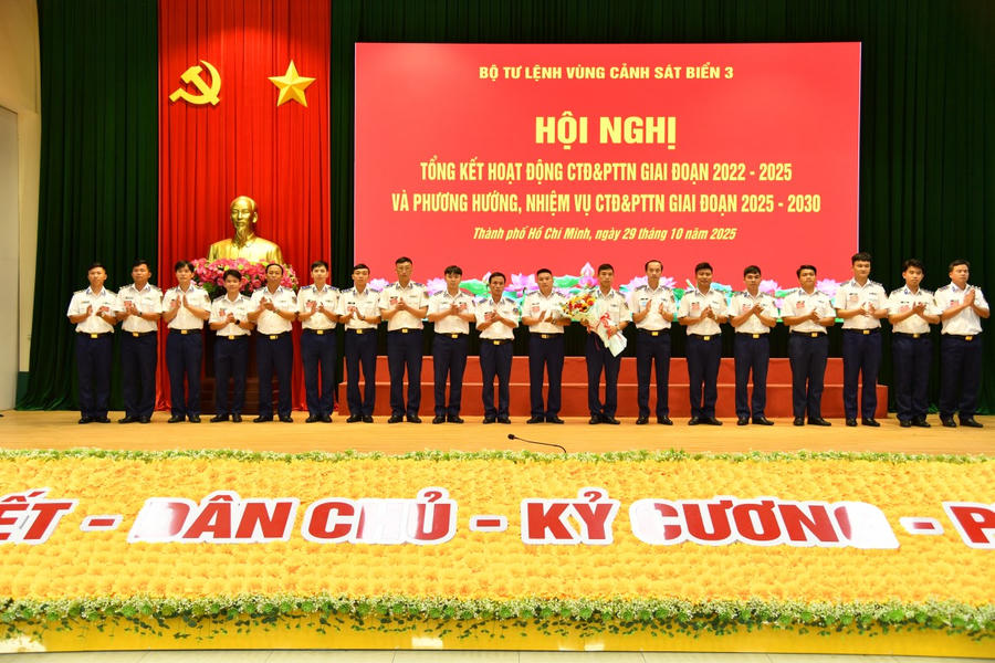 Ra mắt đại biểu dự Hội nghị tổng kết CTĐ& PTTN 2022-2025 tại Cảnh sát biển Việt Nam