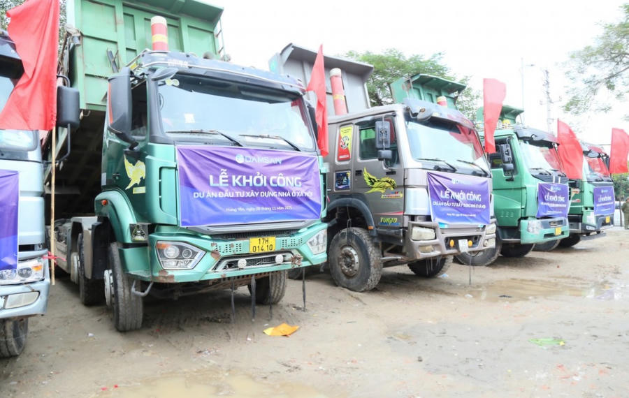 Các phương tiện máy móc, sẵn sàng triển khai thực hiện dự án sau lễ khởi công.